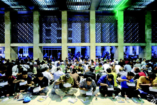 رمضان في إندونيسيا.. «طبول البدوق» والأرز المسلوق